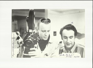 Balz Raz (rechts) mit Gerry Schum an der dffb, 1966. Schum führte die Kamera bei Balz Raz erstem Film "Begegnung" von 1966. Fotograf unbekannt. Das Bild schickte Schum zu Neujahr 66/67 an Raz.