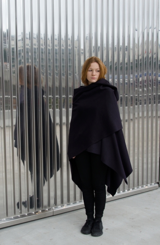 Marea und Selina haben die faltbare Decke «Es-Cape-Toni» geschaffen: aus Cashmere, 1,50 auf 1,50 Meter, mit einem Schlitz versehen, kann diese auch Kissen oder Cape genutzt werden.
