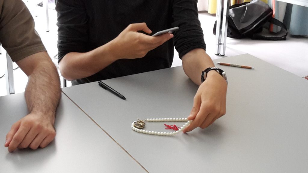 QR zur Kette wird gescannt