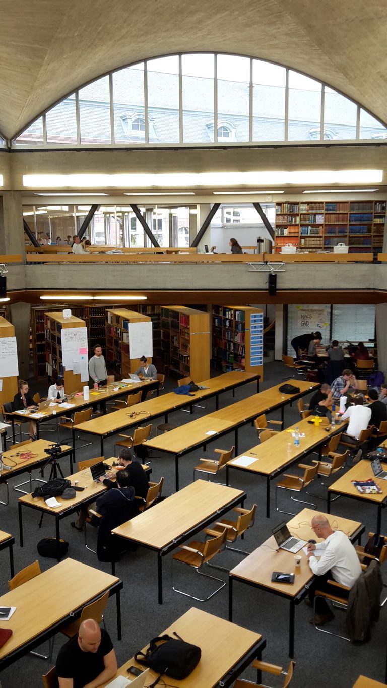 In der Unibibliothek am Hacken